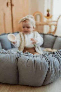 3 In 1 Spielmatte „Bloom“ (Dusty Blue) 18 3 In 1 Spielmatte „Bloom“ (Dusty Blue) -Kinderspielzeug Bloom blau organic mat8