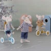 Maileg Dreiradmaus, Großer Bruder Mit Tasche (H 13 Cm) -Kinderspielzeug dreiradmaus grosserbruder3