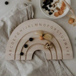 Frühstücksbrettchen Regenbogen „ABC“