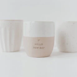Steingut-Becher „Hello New Day“ -Kinderspielzeug hellonewday2
