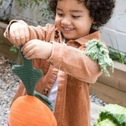 Gestricktes Kissen „Cathy, Die Karotte“ -Kinderspielzeug knitted cushion cathy the carrot lorenacanals 8